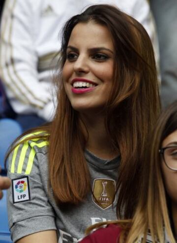 Comienzo del partido entre el Real Madrid y Las Palmas en el Santiago Bernabeu. Aficionada.