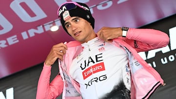 CHAMPOLUC (Italy), 30/05/2025.- Mexican rider Isaac Del Toro of UAE Team Emirates XRG in the overall leader's pink jersey celebrates on the podium after the 19th stage of the Giro d'Italia cycling race over 166 km from Biella to Champoluc, Italy, 30 May 2025. (Ciclismo, Italia) EFE/EPA/LUCA ZENNARO