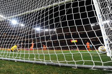 En el minuto 116, se produce una larga jugada de ataque de la Selección española. La jugada comienza en las inmediaciones del área de Casillas, y tras arrancar por la banda derecha, acaba en los pies de Torres, que centra al área, despeja en corto un zaguero holandés. El balón cae a pies de Cesc que mete el esférico a Iniesta. Éste controla y suelta un potente derechazo que bate a Stekelenburg. La felicidad era esto...