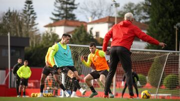 07-01-25. GASPAR CAMPOS Y GUILLE ROSAS, DURANTE EL ENTRENAMIENTO DEL SPORTING EN MAREO.