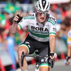 Bennett repite victoria al esprint en un accidentado final