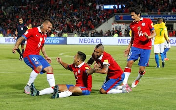 Chile 2-0 Brasil. Última derrota brasileña en Clasificatorias de Copa del Mundo. Eduardo Vargas, Alexis Sánchez, Arturo Vidal y Matías Fernández festejan en octubre de 2015.