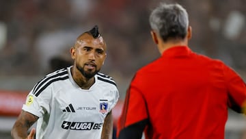 Futbol, Colo Colo vs Everton.
Fecha 2, Liga de Primera 2026.
El jugador de Colo Colo Arturo Vidal es fotografiado junto a su entrenador Fernando Ortiz durante el partido de primera division contra Everton disputado en el estadio Monumental de Santiago, Chile.
07/02/2026
Andres Pina/Photosport
Football, Colo Colo vs Everton.
2nd turn, 2026 First Division League.
Colo Colo’s player Arturo Vidal is pictured with his manager Fernando Ortiz during a first division match against Everton at the Monumental stadium in Santiago, Chile.
07/02/2026
Andres Pina/Photosport