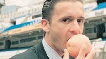 <b>OBJETO DE DESEO. </b>Mijatovic posó con una naranja después de fichar por el Real Madrid.