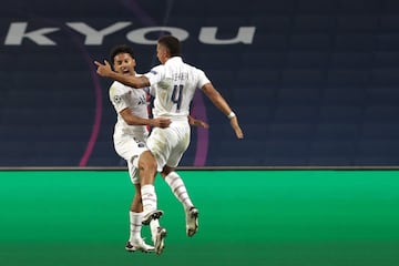 El Paris Saint Germain se topó con el sorprendente Atalanta en los cuartos de final de la UEFA Champions League 2019-20, edición marcada por la pandemia del COVID-19. El enfrentamiento se disputó el 12 de agosto en Lisboa y fue a eliminación directa, por lo que desde la previa se esperaba un partido lleno de emociones. El cuadro de Bérgamo se adelantó al minuto 26 con un gol de Pasalic, ventaja que parecía sería suficiente… pero no fue así. Cuando el fracaso rondaba el banquillo de los parisinos, Marquinhos apareció en el 90 para empatar los carteles. Tres minutos después, Choupo-Moting aprovechó una diagonal de Mbappé y dio el pase a semifinales para el PSG.