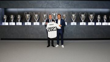 Modric con el presidente del Real Madrid, Florentino Pérez.