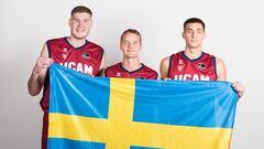 Simon Birgander, Ludde Hakanson y Wilhelm Falk, los tres suecos del UCAM Murcia, posan con la bandera de su país.