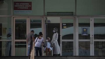 Imagen de la entrada de un hospital donde se ve a dos familiares acompañando a una enfermera y una paciente.