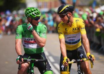 Tony Martin líder de la carrera habla con André Greipel, vencedor el día anterior antes de empezar la etapa.