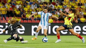 AMDEP4966. BUCARAMANGA (COLOMBIA), 25/07/2022.- Catalina Pérez arquera (i) y Leicy Santos (d) de Colombia disputan un balón con Romina Núñez (c) de Argentina hoy, en un partido de la semifinal de la Copa América Femenina entre Colombia y Argentina en el estadio Alfonso López en Bucaramanga (Colombia). EFE/ Mauricio Dueñas Castañeda