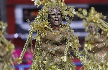 Estos días la ciudad brasileña se viste de gala para disfrutar del Carnaval 2023. Bailes, desfiles, samba... llenan de color la ciudad ciudad costera de Brasil, famosa por sus playas de Copacabana e Ipanema, la estatua del Cristo Redentor sobre el cerro del Corcovado y el morro Pan de Azúcar.