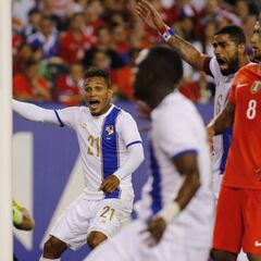 Los feos errores de Claudio Bravo en ambos goles de Panamá