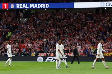 Los jugadores del Real Madrid abandonando el terreno de juego.