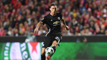 El jugador serbio del United Matic controlando un balón durante un partido de champions.