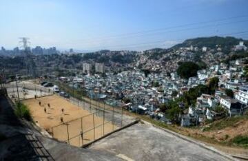 Varios jovenes jugando en una Favela de Rio de Janeiro, Brasil