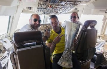 Beto y los pilotos posan con el trofeo de la Europa League