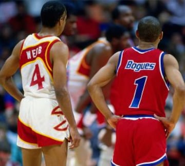 Su nombre real era Anthony Jerome Webb pero casi nadie se acuerda. A su lado, en la foto, otro mítico: Tyrone "Muggsy" Bogues.