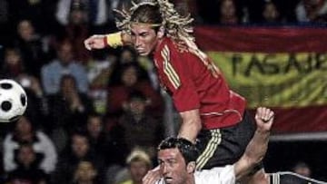 <b>PASADO Y PRESENTE BLANCO.</b> Sergio Ramos fue, como casi siempre, un puntal ofensivo de España. El defensa madridista fue el amo de la banda derecha y subió todo lo que pudo para poner en apuros a la zaga italiana. Además de su gran despliegue físico, fue un peligro en las jugadas de estrategia y allí se encontró más de una vez con Christian Panucci, ex madridista que vive una segunda juventud y ha vuelto a ser un fijo en la squadra azzurra.