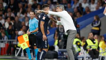 MADRID, 17/09/2023.- El técnico de la Real Sociedad, Imanol Alguacil y el delantero del equipo donostiarra, Ander Barrenetxea, durante el encuentro correspondiente a la quinta jornada de primera división que disputan hoy domingo frente al Real Madrid en el estadio Santiago Bernabéu, en Madrid. EFE / Juan Carlos Hidalgo.
