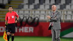 El entrenador de la selecci&oacute;n india, Stephen Constantine, durante el partido entre India y Tailandia.