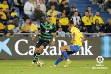 Jordi Mboula, del Racing, ante Las Palmas.