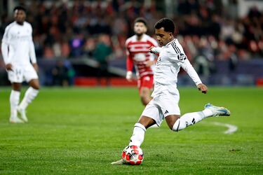 El Real Madrid golpea primero. Rodrygo, que venía de perdonar segundos antes, no lo hizo a la segunda oportunidad. Preciso disparo cruzado del brasileño que se topa con el palo largo, entrando posteriormente en la portería rival.