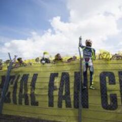 Cheste: 1.250 fans en la tribuna de apoyo a Valentino Rossi