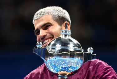 Carlos Alcaraz con el trofeo conseguido en Tokio. 