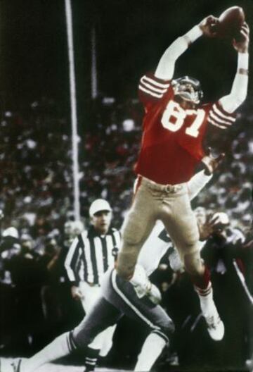 Creo que no hay sorpresa alguna con el número uno del ranking. La Recepción. The Catch. Una jugada que dio nombre a todo un partido. Era la Final de Conferencia de 1981 y los Niners se jugaban pasar a la Super Bowl por primera vez en su historia contra uno de sus grandes rivales, los Cowboys. Era la primera temporada como titular de Joe Montana. Pero la cosa pintaba mal. San Francisco perdía 27 a 21 y estaba en su propia yarda 11 a falta de 58 segundos. Tercera y 3. Montana recibió el balón, oteó el horizonte y soltó un bombazo a dónde solo sólo el tigh end niner, Dwight Clark, pudo coger. Directo a la End Zone. Los San Francisco 49ers, por primera vez, se clasificaron para la Super Bowl: una de las dinastías más legendarias del deporte americano acababa de nacer.