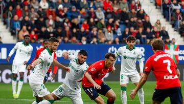 PAMPLONA, 16/03/2025.- El delantero croata de Osasuna, Ante Budimir (c), intenta alcanzar el balón ante los defensores del Getafe durante el encuentro correspondiente a la jornada 28 de Laliga EA Sports que disputan hoy domingo Osasuna y Getafe en el estadio El Sadar, en Pamplona. EFE / Villar López.