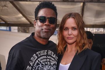 El actor estadounidense Chris Rock posa con la diseñadora Stella McCartney después del desfile. 