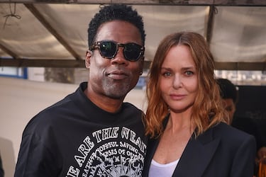 El actor estadounidense Chris Rock posa con la diseñadora Stella McCartney después del desfile. 