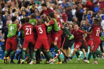 Los portugueses celebran el 1-0 de Éder. 