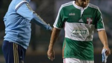 Jorge Valdivia abandona la cancha ante el enojo de Dorival Junior, técnico de Palmeiras.
