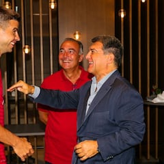 Laporta exhibe su buen rollo con los capitanes