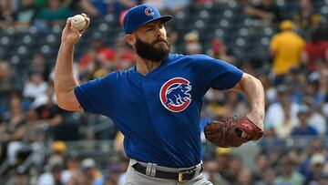 Durante su paso con los Chicago Cubs, el pitcher ganó la Serie Mundial de 2016 y el Cy Young de la Liga Nacional en 2015.