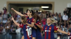 MADRID, 24/03/2024.- La centrocampista del Barça Aitana Bonmatí (2-i) celebra con sus compañeras tras marcar el 0-2 durante el encuentro de la jornada 21 de Liga F entre Real Madrid y FC Barcelona, este domingo en el estadio Alfredo Di Stéfano en Madrid. EFE/Kiko Huesca
