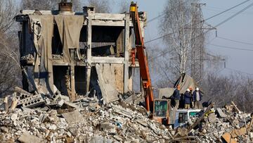 Workers remove debris of a destroyed building purported to be a vocational college used as temporary accommodation for Russian soldiers, 63 of whom were killed in a Ukrainian missile strike as stated the previous day by Russia's Defence Ministry, in the course of Russia-Ukraine conflict in Makiivka (Makeyevka), Russian-controlled Ukraine, January 3, 2023. REUTERS/Alexander Ermochenko