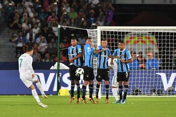 Diciembre de 2017. El Real Madrid gana el mundial de clubes al Gremio de Porto Alegre de Brasil tras vencer 1-0 en la final celebrada en Abu Dhabi. En la imágen, Cristiano Ronaldo marcando único gol de falta directa.