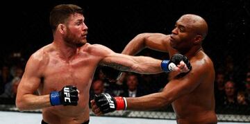 Imagen del combate entre Michael Bisping (izquierda) y Anderson Silva (derecha), que fue declarado 'No Contest' por positivo de Silva.