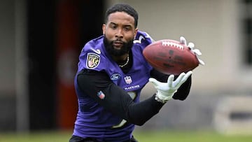 Odell Beckham Jr. recibe un pase en los entrenamientos con los Baltimore Ravens