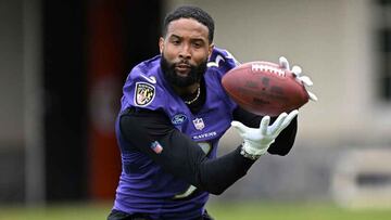 Odell Beckham Jr. recibe un pase en los entrenamientos con los Baltimore Ravens