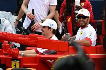 Durante el Gran Premio de Miami 2025, los 20 pilotos de F車rmula 1 desfilaron en r谷plicas a tama?o real de sus monoplazas, construidas con aproximadamente 400.000 piezas de LEGO cada una. Estas versiones el谷ctricas, con neum芍ticos Pirelli reales, alcanzaban hasta 20 km/h y fueron creadas en colaboraci車n con LEGO. El desfile reemplaz車 al tradicional cami車n de presentaci車n, ofreciendo una experiencia m芍s creativa, que gener車 entusiasmo tanto en la pista como entre los espectadores. La iniciativa busca acercar el espect芍culo de la F1 a los fans.
