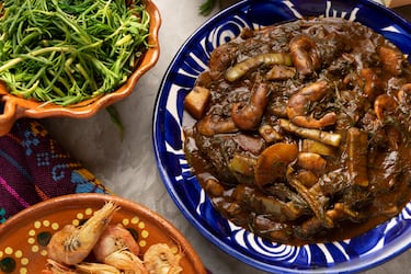 Un guiso complejo y tradicional que combina la planta silvestre llamada romerito (un quelite) con mole, papas y tortas de camarón seco. Es una comida muy representativa de la Nochebuena mexicana.