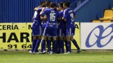 Los jugadores de la Ponferradina celebran el gol conseguido por Yuri.