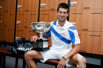 Djokovic con el título de Australia en 2011.
