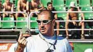 <b>UNA NUEVA CARRERA.</B> Desde su retirada, Cantona se ha dedicado al cine. Al fútbol sólo juega en la playa.