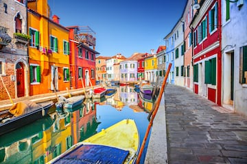 Isla de la laguna de Venecia, situada a 7 kilómetros de esta. Sus coloridas fachadas ofrecen un interminable abanico de posibilidades perderte por sus calles. Una de las teorías afirma que los colores corresponden a las antiguas familias de la isla.