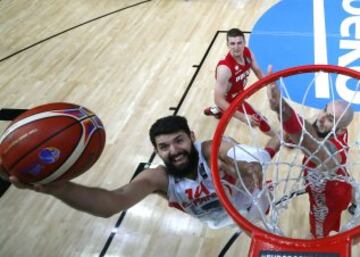 El ala-p¨ªvot espa?ol Nikola Mirotic (c) lanza a canasta durante el partido de octavos de final del Europeo 2015 entre las selecciones de Espa?a y Polonia, celebrado en el estadio Pierre Mauroy de la localidad francesa de Lille.