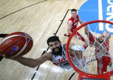 El ala-pívot español Nikola Mirotic (c) lanza a canasta durante el partido de octavos de final del Europeo 2015 entre las selecciones de España y Polonia, celebrado en el estadio Pierre Mauroy de la localidad francesa de Lille.